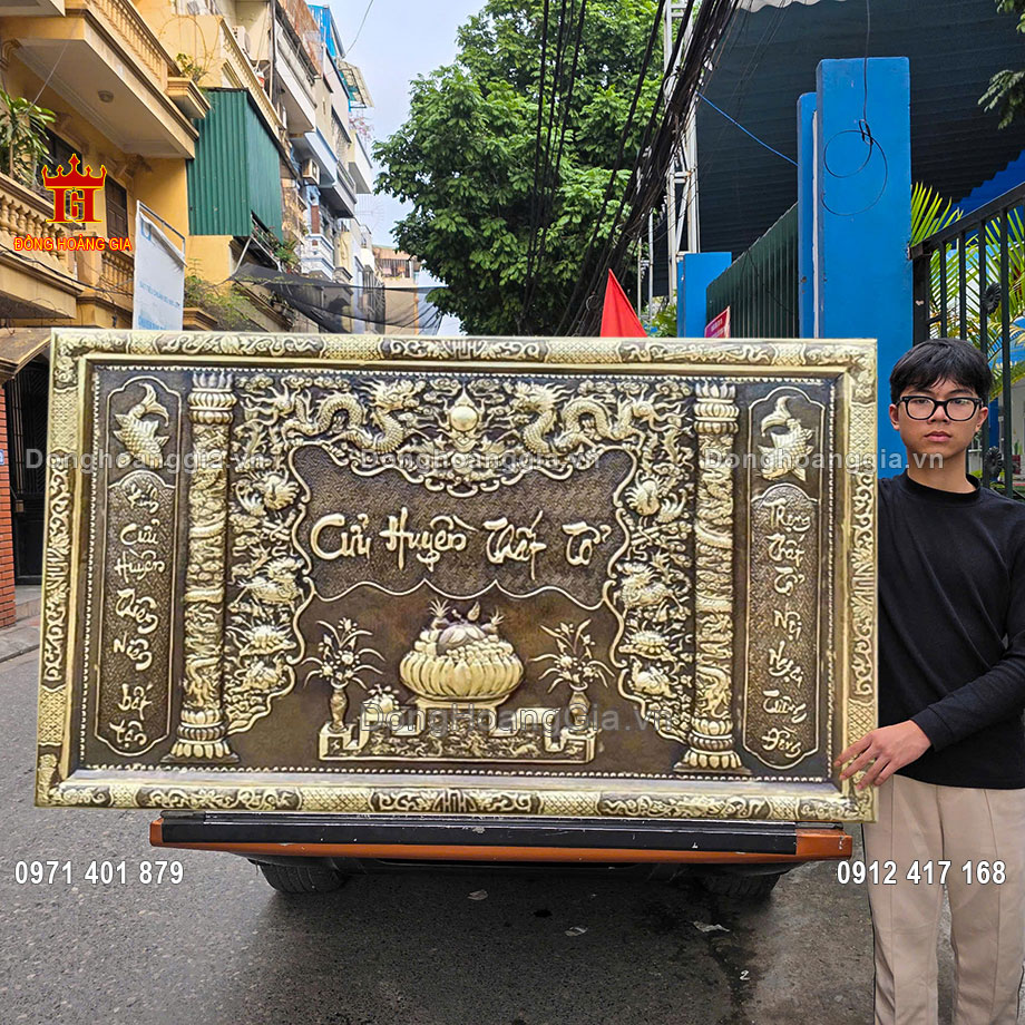 Tấm cửu huyền thất tổ bằng đồng vàng được chế tác hoàn toàn thủ công